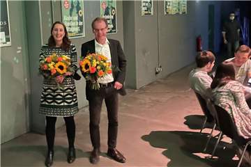 Die Grünen-Kandidaten Anke Weber (l. ) und Markus Kurth bei der Wahlparty im FZW.