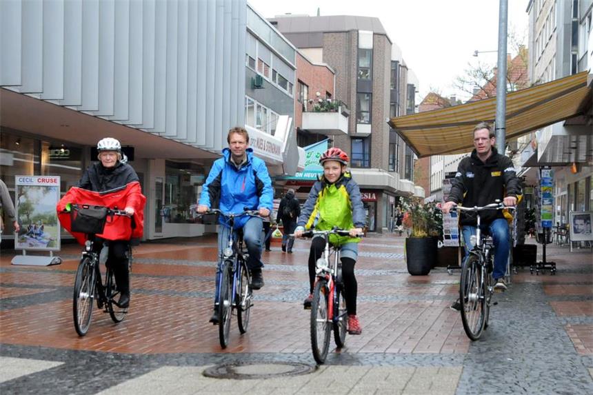 CDU und FWI machen mobil gegen Altstadt-Radler Die Grünen sind für das Radfahren in der City: Notburga und Tobias Henke sowie Linda und Bert Wagner (v.l.).