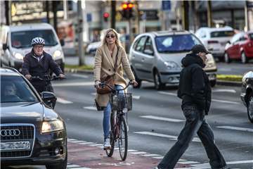 Die Grünen wollen mehr Platz für Fußgänger und Radfahrer, für Letztere auch auf dem Wall. 