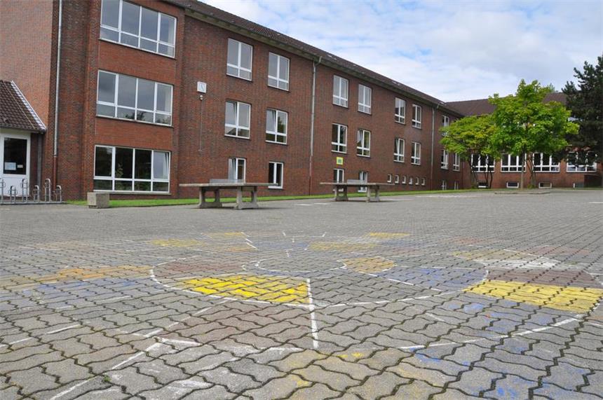 Die Werner Barbaraschule wird zur Kita umgebaut Die Grünfläche soll für die Kinder abgegrenzt werden, auf dem Schulhof können sie Bobbycar fahren.