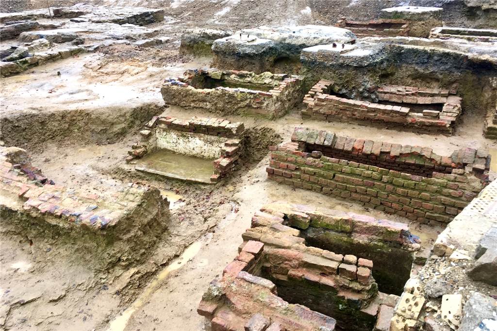 Archäologen graben bei Wilo Kapelle und Gruften derer von Romberg aus Die Gruften sind leer und zum Teil schwer beschädigt.