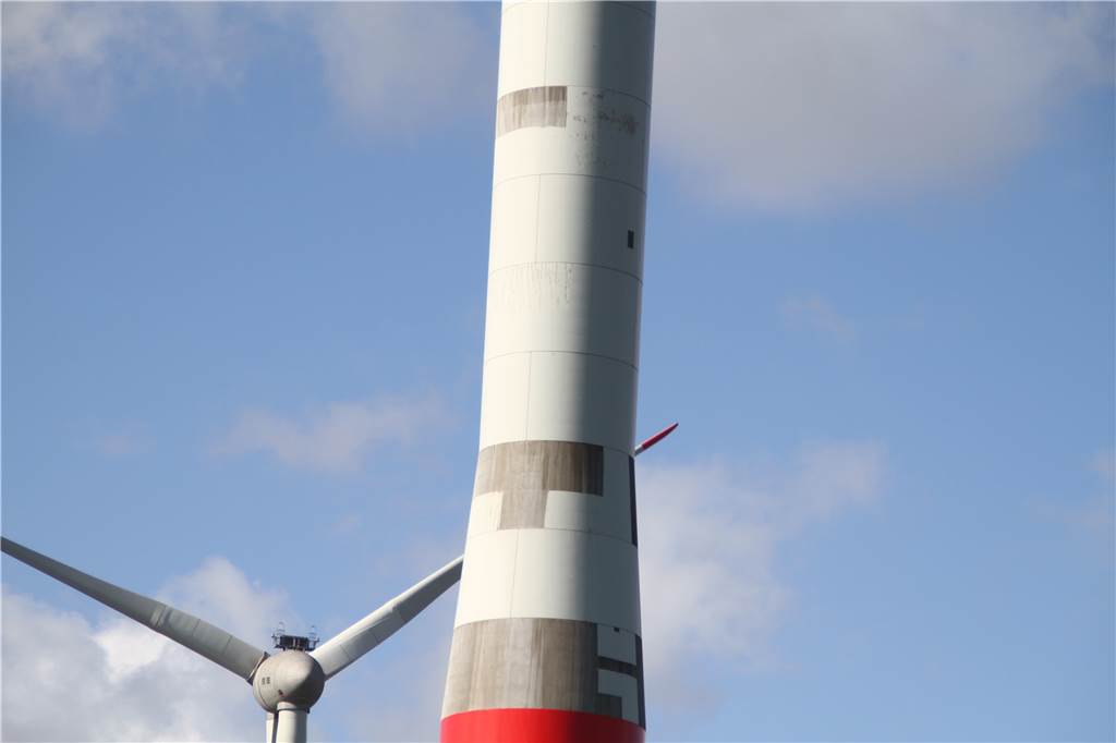 Autofahrer wundern sich über graue Streifen an Windrädern bei Schöppingen Die Grundierung für die neue Farbe wird aktuell aufgetragen.