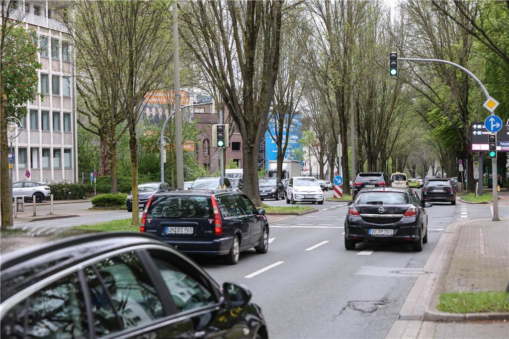 Ärger über Schlaglochpisten: Jetzt will sich der OB der Sache annehmen Die "grundlegende Erneuerung" der Märkischen Straße von Neutor bis zur B1 ist in beiden Fahrtrichtungen auf unbestimmte Zeit verschoben.