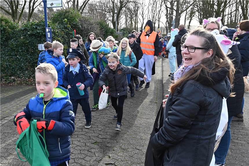 Die Grundschüler der Wulfener Wittenbrinkschule und ihre Lehrer zogen am Freitagvormittag toll kostümiert durch die Straßen ihres Ortskerns.