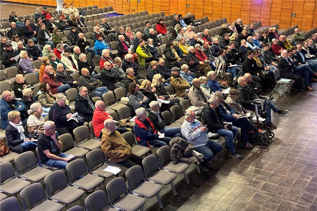 Widerspruch! Karl-Heinz Hoffmann äußert tiefe Sorge wegen Grundsteuer Die Grundsteuer B und die mit der Reform verbundenen Fragen waren Thema einer Infoveranstaltung, zu der am 13.1.2025 rund 150 Castrop-Rauxeler in die Europahalle kamen.