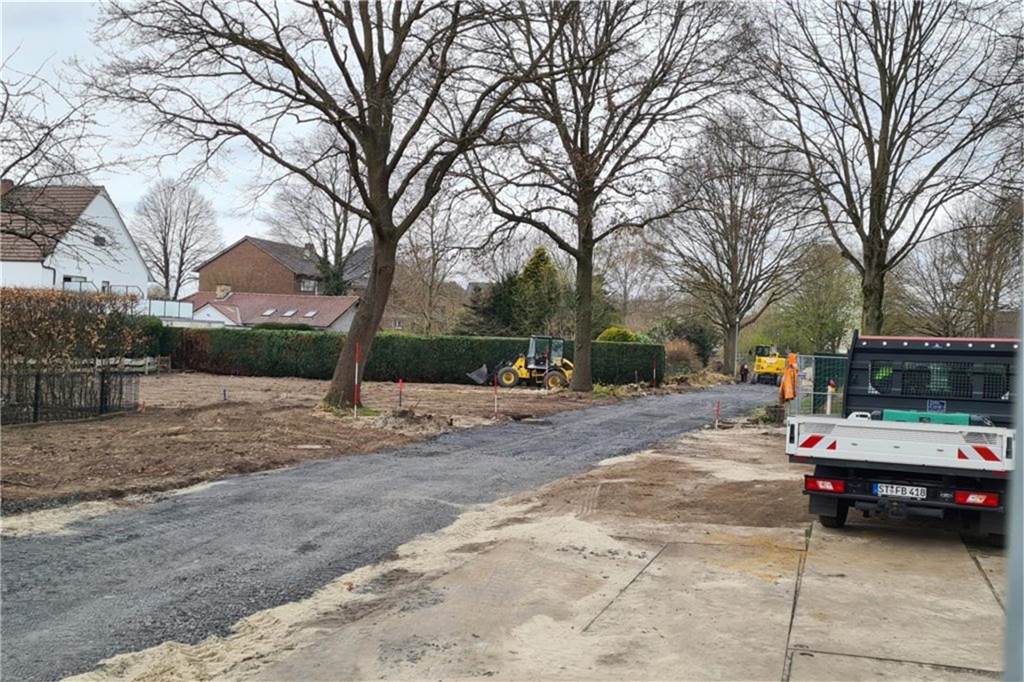 Baugrundstücke in Heek verfügbar: Humane Preise aber strikte Vorgaben Vier Baugrundstücke sind jetzt entlang der Kreuzschule in zentraler Lage verfügbar. Die Erschließung (hier ein Bild aus dem April 2022) ist abgeschlossen, die Bewerbungsphase läuft.