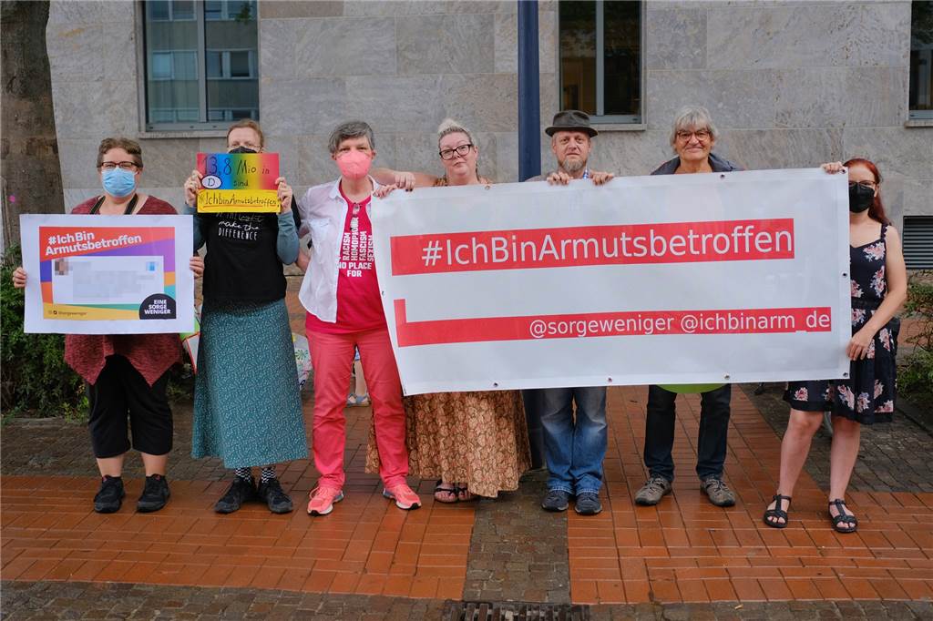Annika (40) aus Dortmund: „Ich möchte, dass offen über Armut geredet wird“ Die Gruppe bei der Demonstration am Samstag ist eher klein. Armut ist immer noch eng mit Scham verbunden.