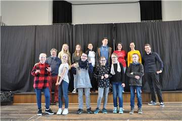 Die Gruppe der Theatersteinis I mit Lehrerin Julia Hormann und den Gästen vom Theaterjugendfestival Susanne Hocke und Jan N. Schmitt sowie Jürgen Larys vom Förderverein Theater auf der Bühne in der Stein-Aula.