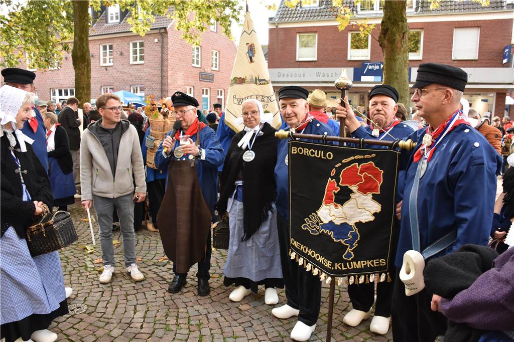 Die Gruppe Diekhookse Klumpkes aus Borculo in den Niederlanden kommt auch schon seit 25 Jahren nach Stadtlohn. Sie zeigten Volkstänze und wurden für das kleine Jubiläum ebenfalls geehrt.