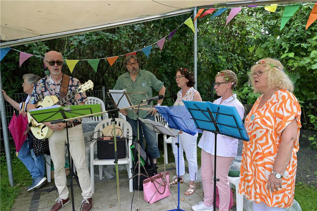 Die Gruppe „Fünfklang“ mit Manuela Sartory, Marie-Therese Brockmeyer, Ulrike Börtz-Schütte, Stephan Ronge und Karl-Heinz Vorspohl animierte die Gäste schon beim esten Lied zum Mitsingen.