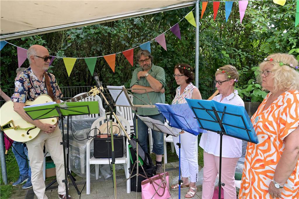Die Gruppe „Fünfklang“ mit Manuela Sartory, Marie-Therese Brockmeyer, Ulrike Börtz-Schütte, Stephan Ronge und Karl-Heinz Vorspohl animierte die Gäste schon beim esten Lied zum Mitsingen.