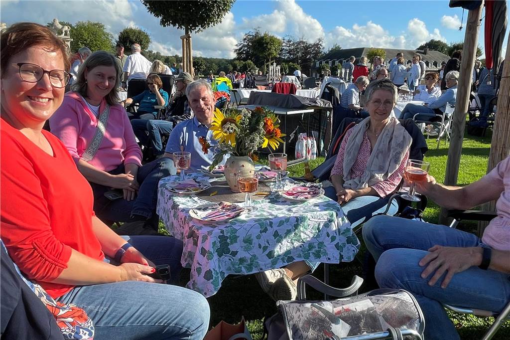 Die Gruppe ist extra aus der Nähe von Osnabrück angereist, um das Konzert zu sehen und vorher das Picknick zu genießen.