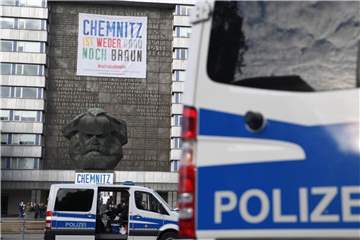 Die Gruppe soll nach einer Kundgebung der rechtspopulistischen Bewegung Pro Chemnitz Menschen in einem Park bedroht haben. Foto: Hendrik Schmidt