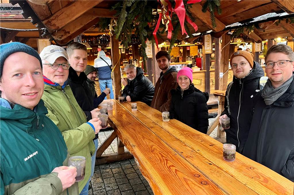 Die Gruppe um Max Weikamp hat sich an Wendlers Almhütte auf einen Glühwein getroffen.