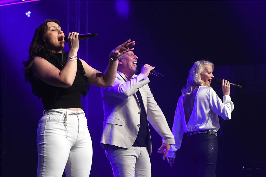 Die Gruppe Wind stand schon beim Grand Prix auf der Bühne. Bei der Solidarfonds-Schlagerparty gehört sie auch zu denen, die man dort immer wieder mal antrifft. "Lass die Sonne in dein Herz" und "Dschingis Khan" gab es unter anderem von den Künstlern zu hören.