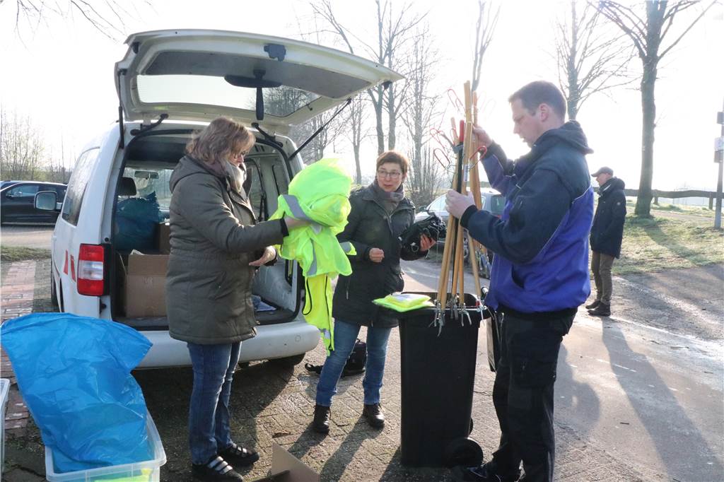 Die Gruppen wurden mit Warnwesten, Handschuhen sowie Zangen und Müllbeuteln ausgerüstet.