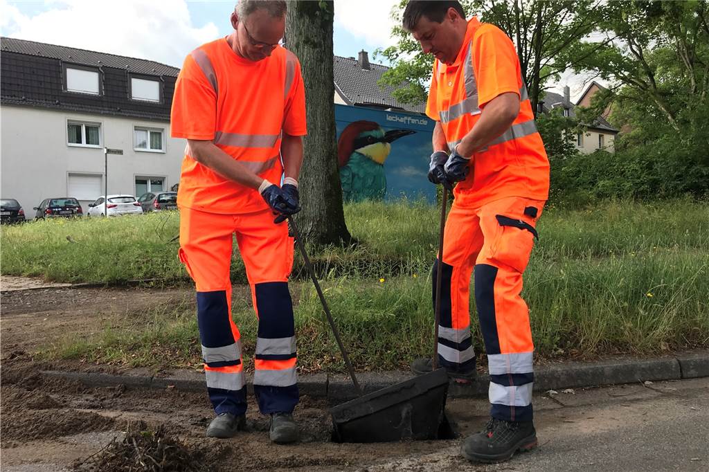 Unwetter: Wasser drückte Gullis nach oben - Feuerwehr im Dauereinsatz Die Gullis waren teilweise komplett mit Dreck und Ästen verdeckt. Das Regenwasser konnte nicht ablaufen.