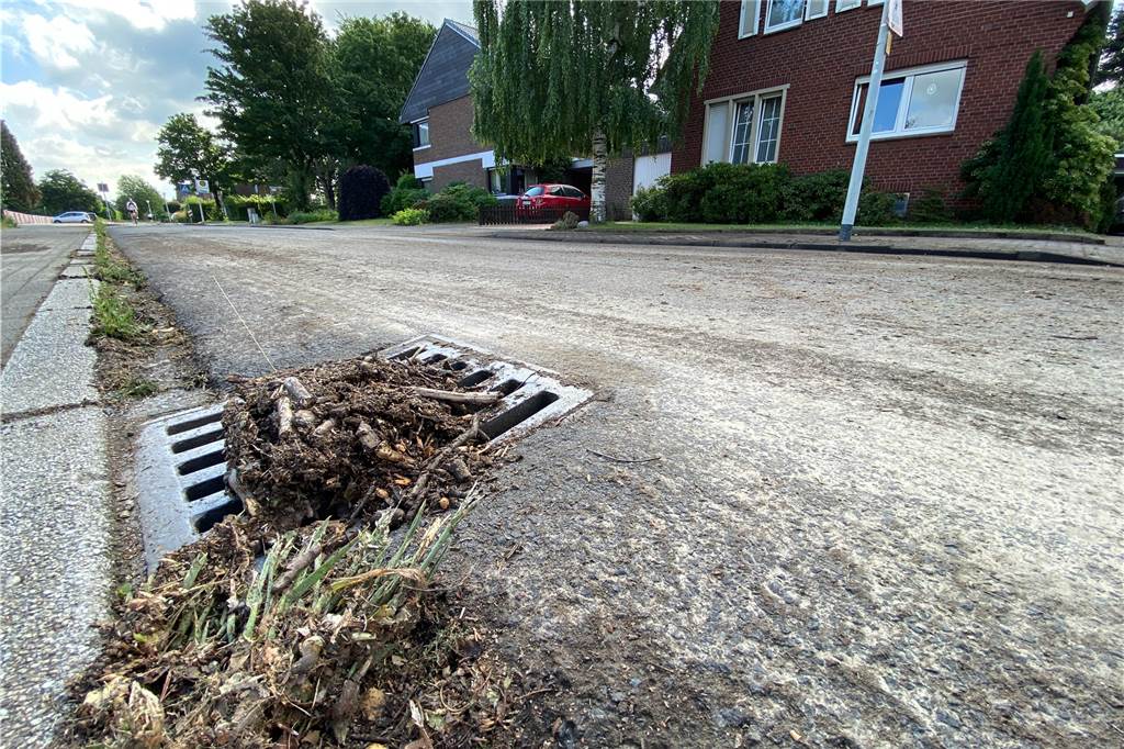 Unwetter: Wasser drückte Gullis nach oben - Feuerwehr im Dauereinsatz Die Gullis waren teilweise wie hier auf der "Alte Ringstraße" komplett mit Dreck und Ästen verdeckt.