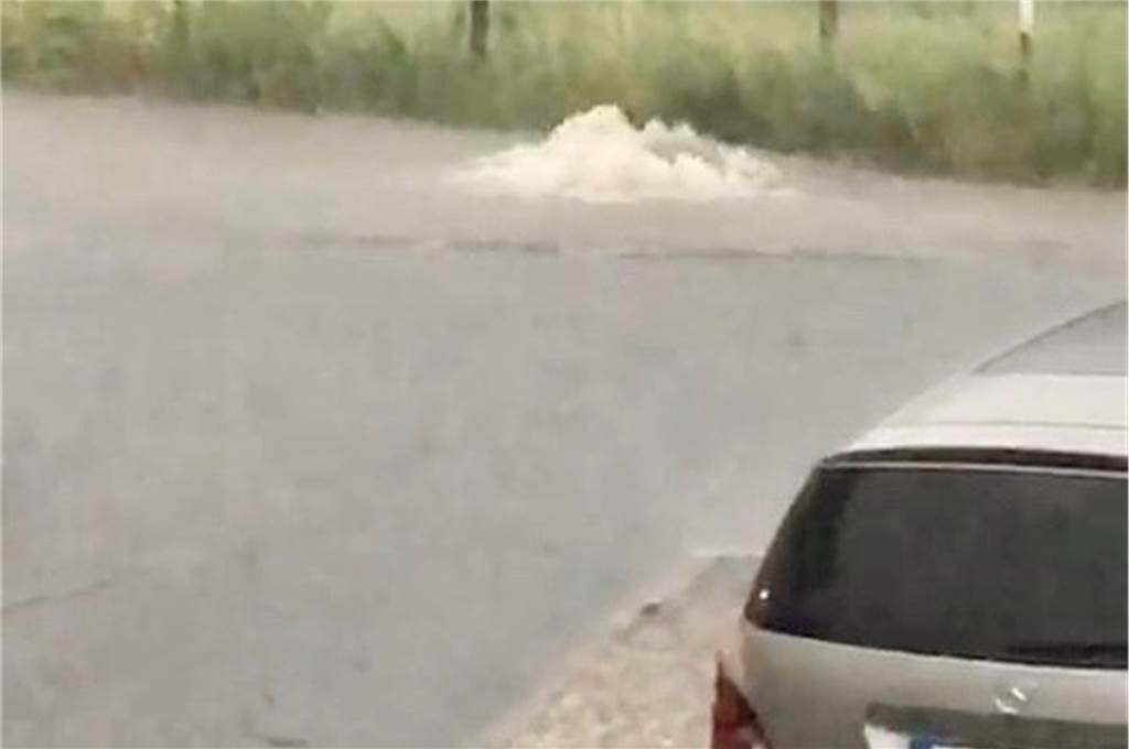 Wassermassen und Feuerwehreinsätze: Straßen in Aplerbeck überschwemmt Die Gullys konnten die Wassermassen nicht mehr halten und liefen über.