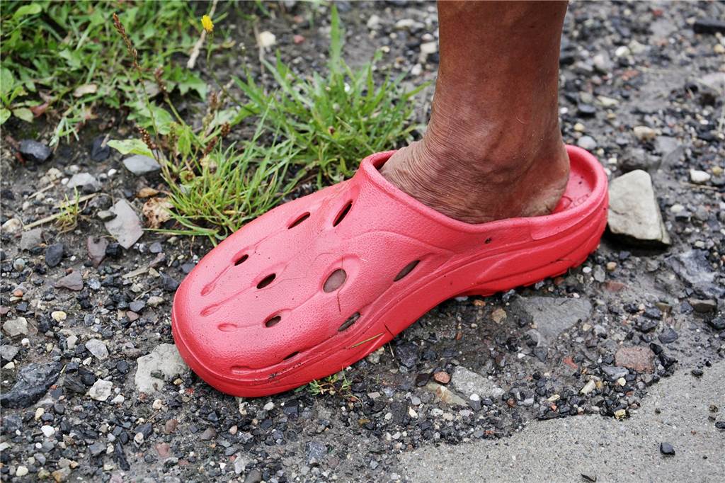 Die Gummi-Clogs waren seine Laufschuhe und sein Markenzeichen. Die Farbe: immer Rot. 