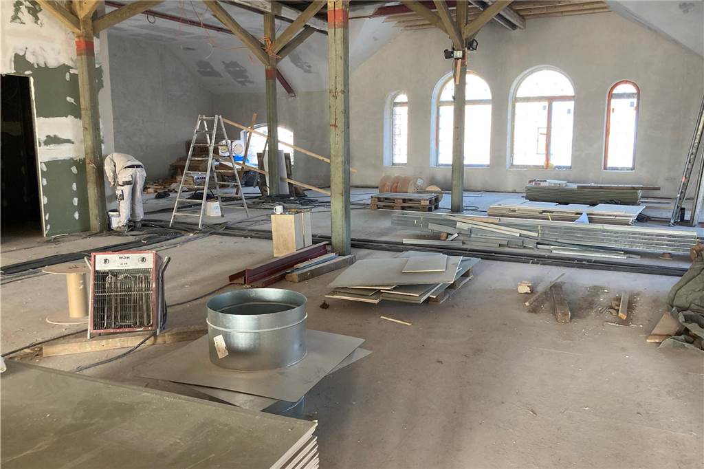 Die gusseisernen Fensterrahmen sind aufgearbeitet worden, sie bekamen eine neue  Verglasung gesetzt - für alle 42 Fenster waren das Sonderanfertigungen.