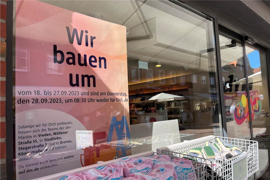 Einzige Drogerie schließt: Ahauser müssen neun Tage ohne Filiale auskommen Plakat Filiale DM: "Wir bauen um"