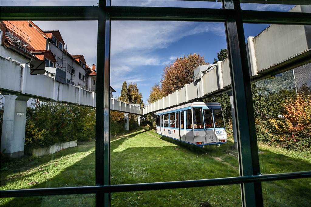 Eichlinghofen: Die Kirchenglocken sind für die einen Musik, für andere Lärm Die H-Bahn an der Stockumer Straße ist ein Alleinstellungsmerkmal Eichlinghofens unter Dortmunds Stadtteilen.