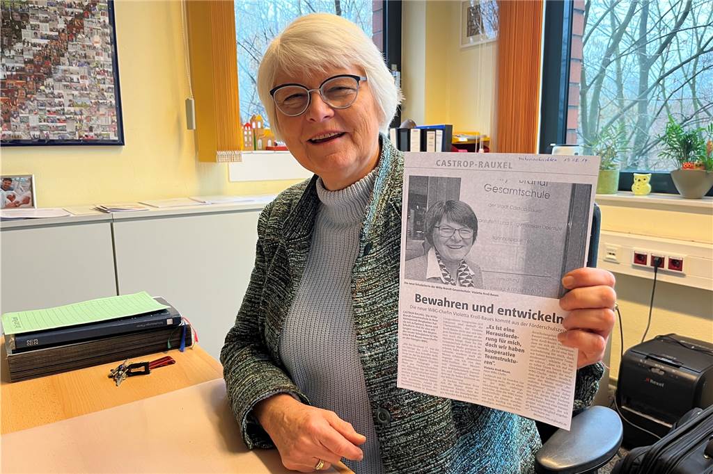 Taffe Sprüche und Träne: Violetta Kroll-Baues geht in den „Unruhestand“ Violetta Kroll-Baues hält den Artikel in der Hand, der zu ihrer Einführung geschrieben wurde.