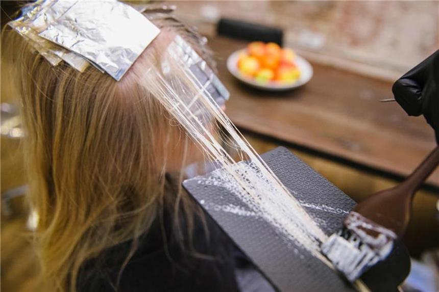 Sombre wird zum neuen Trend beim Haarefärben Die Haarfärbetechnik Sombre sorgt für fließende Farbkontraste. Foto: Gregor Fischer