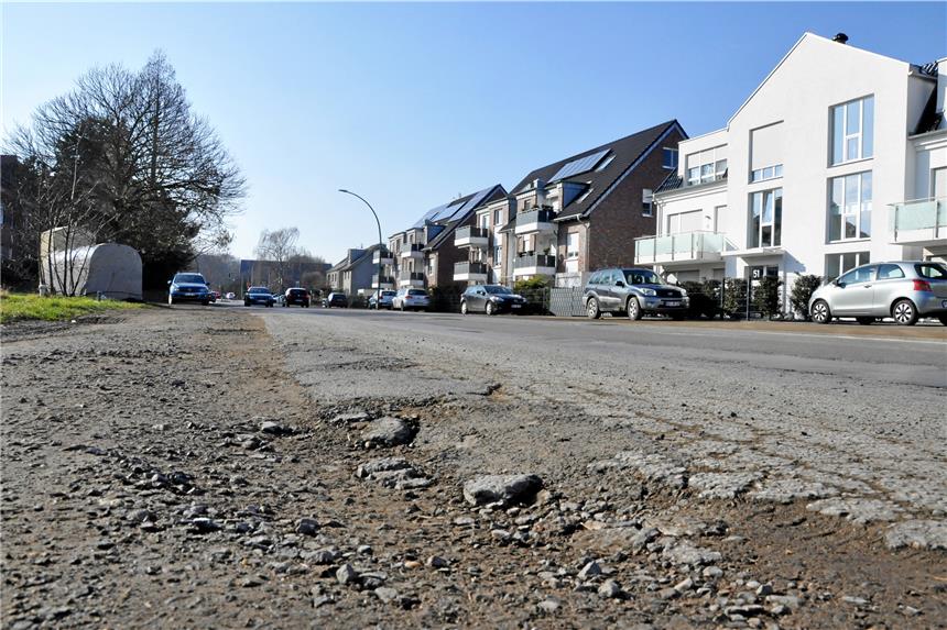 Hackfurthstraße ist bald „verkehrssicher“ Die Hackfurthstraße muss dringend repariert werden. Laut der Stadt sollen bald die gröbsten Schäden behoben werden.