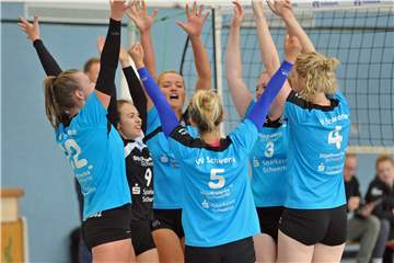 Die Hände zum Himmel: Die Oberliga-Volleyballerinnen des VV Schwerte blicken nach dem Viersatzsieg in Ahaus auf einen gelungenen Saisonstart zurück.