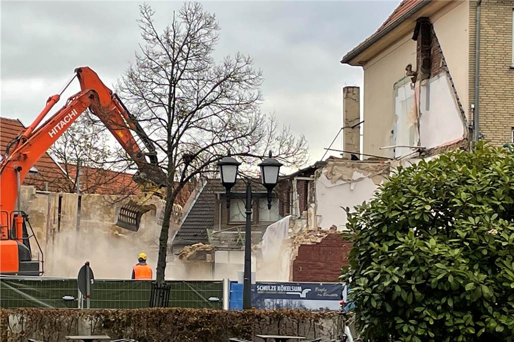 Wohnhaus an der Neustraße abgerissen: Stadt lässt Grundstück brach liegen Die Häuser auf der Ecke Kirchstraße/Marktstraße sind so gut wie Geschichte: Hier soll das neue Rathaus entstehen. Ein Abriss-Bagger legte am Donnerstag (24. November) die letzten Wände um.