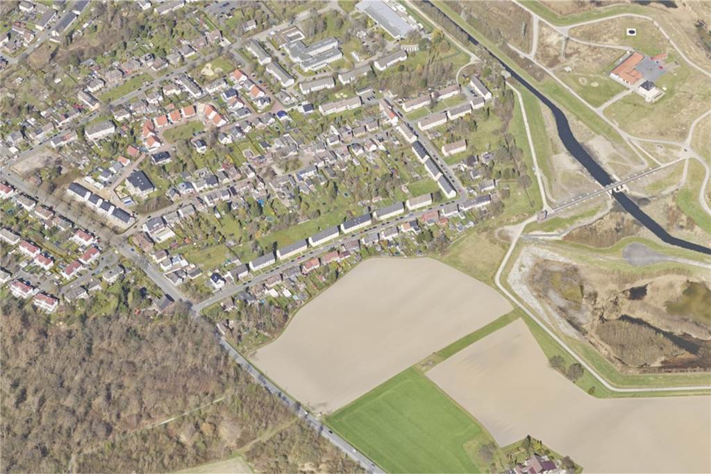 Wohnen an den Emscher-Auen oder mit Kanalblick: Realität oder Verkaufe? Die Häuser auf der südlichen Seite der Damaschkestraße grenzen quasi unmittelbar an das Gelände des Hochwasserrückhaltebeckens Emscher-Auen an.
