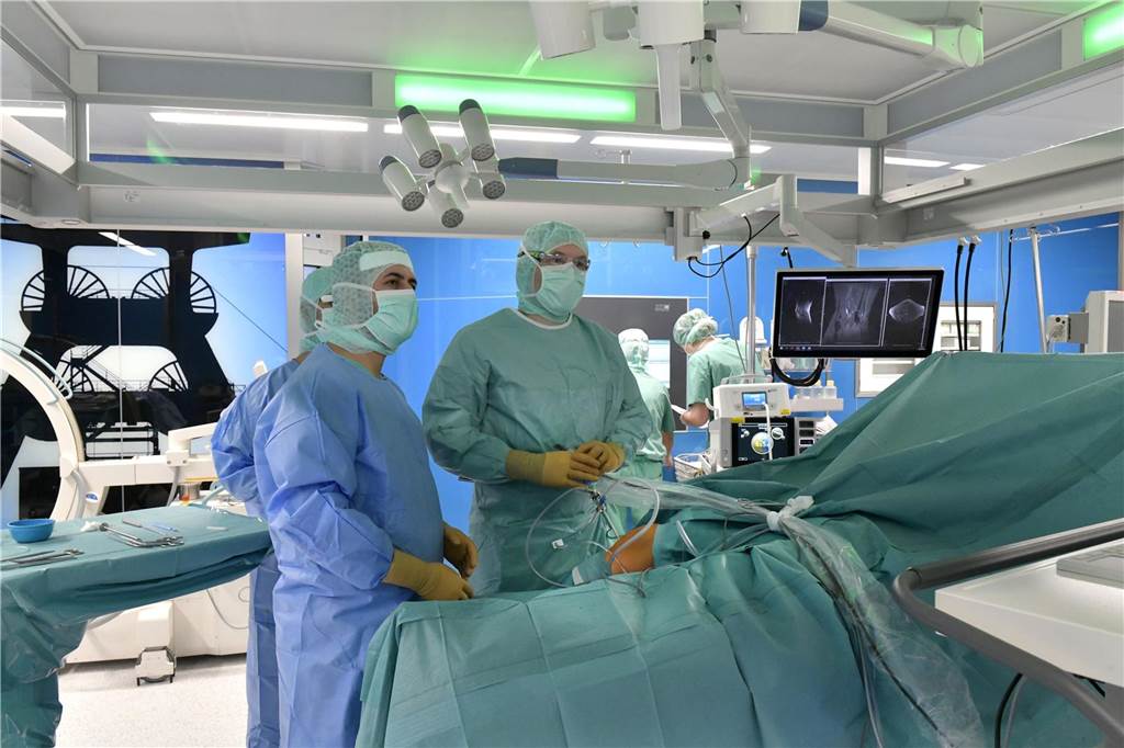 Spardiktat im Sixtus-Hospital: Fast alle Arbeitsbereiche betroffen Mediziner in OP-Kleidung bei einer Operation