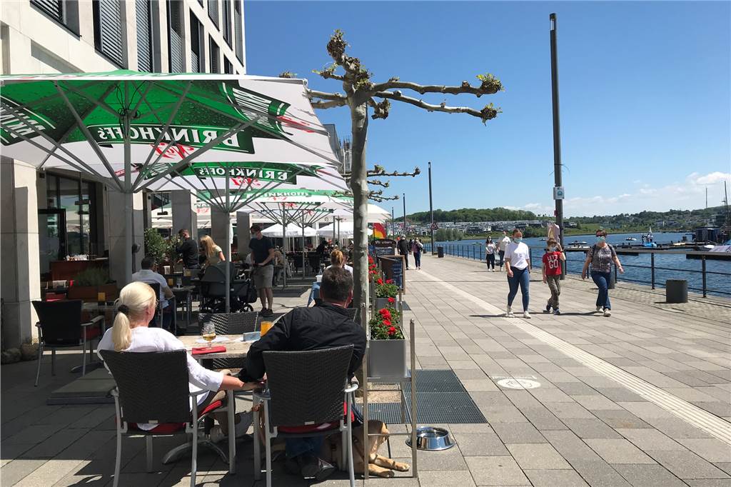 Dortmund - eine Stadt mit Geschichte und besonderen Menschen Die Hafen-Promenade am Phoenix-See ist ein beliebtes Ausflugsziel.