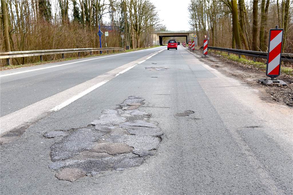 Anwohner der Hagener Straße: Schlaglöcher verursachen Risse an unserer Hauswand Die Hagener Straße (hier in Höhe Haus Ruhr) ist an vielen Stellen marode, auch wenn die Schlaglöcher ausgebessert wurden.