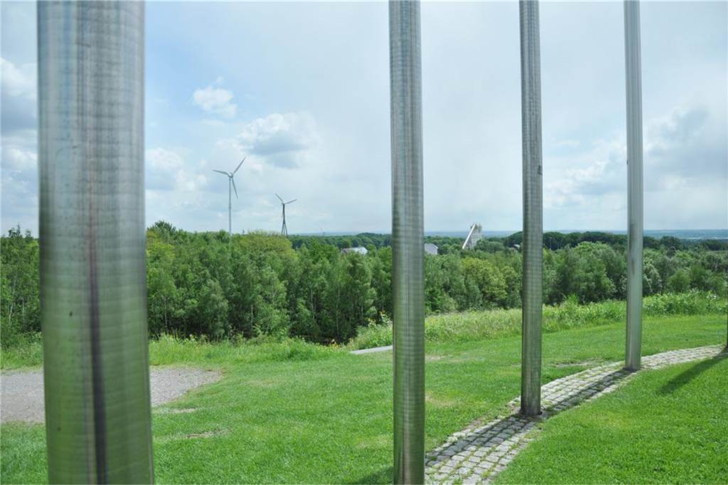 Bormanns Werke, Bormanns Streits: Künstler oft im Streit oder vor Gericht Die Halde Schwerin ist durch die Sonnenuhr des Künstlers Jan Bormann auch von unten gut sichtbar.