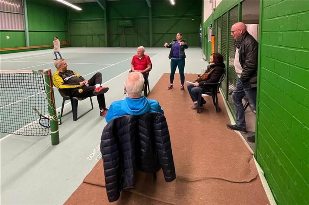 Erst Corona, jetzt die Energie-Krise: Dortmunder Tennisclub kämpft um jeden Cent Mitglieder des TC Flora sitzen im Kreis in der Tennishalle in Hörde.