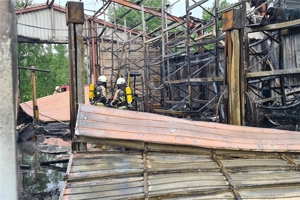 Mit Video: Explodierende Gasflaschen – Lagerhalle in Wüllen brennt aus Die Halle ist komplett niedergebrannt.
