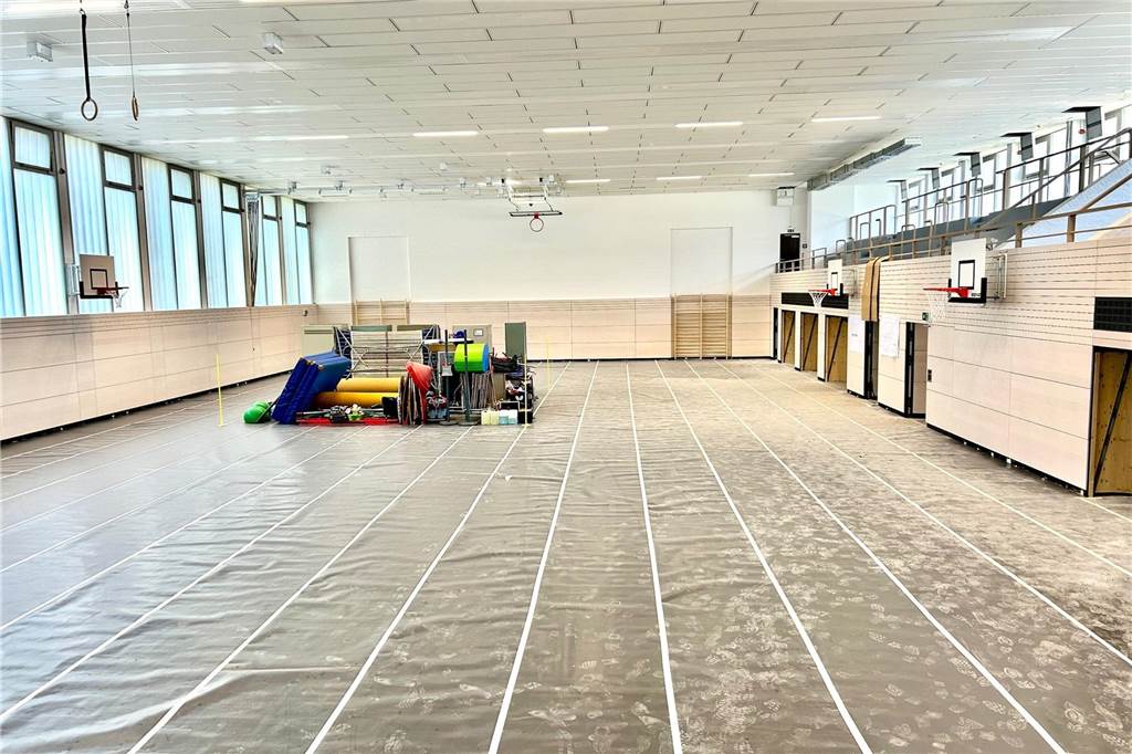 TuS Holzen-Sommerberg verzweifelt: Wann ist die Halle endlich fertig? Der Hallenboden in Holzen ist noch abgedeckt.