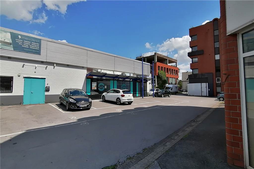Die Hallen in der rückliegenden Bebauung waren in den 70er Jahren zunächst Autohaus. Später war im linken Teil der Aldi-Markt.