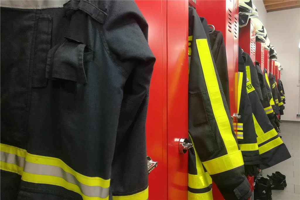 Die Stadt will weitere Container an der Feuerwache aufstellen Spinde mit Feuerwehrausrüstung