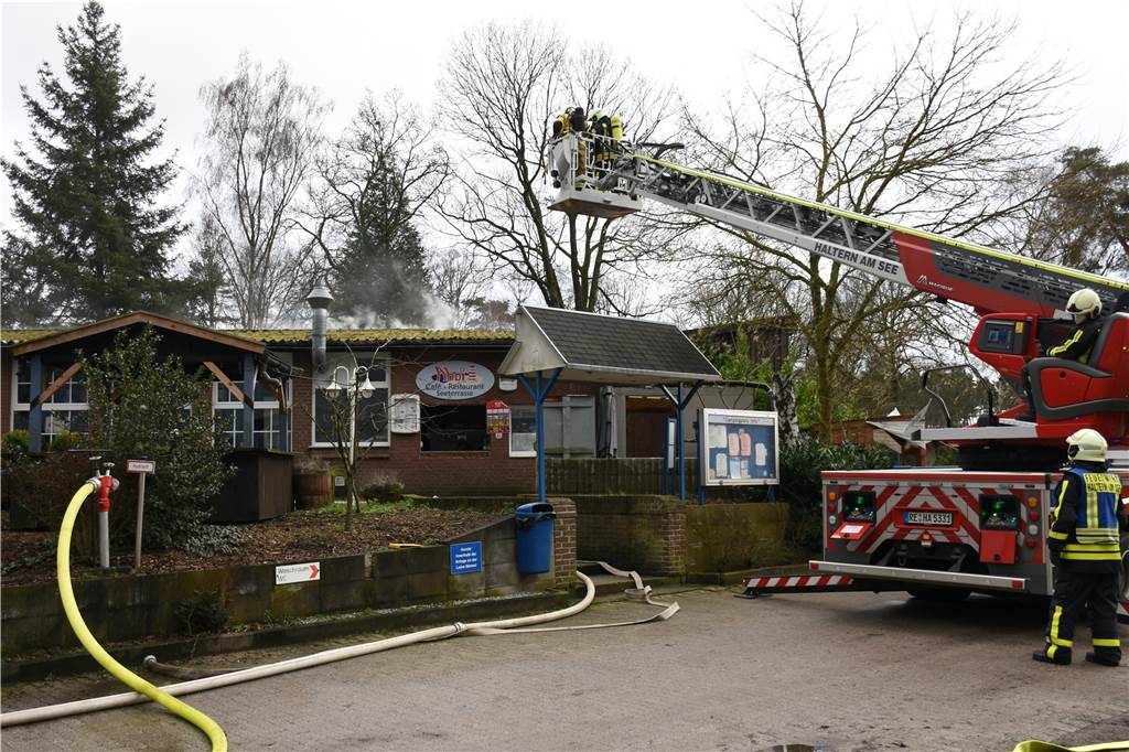 Mit Video: Brand am Dülmener See - Rauch in der Gaststätte Ahoi Die Halterner Feuerwehr war mit acht Einsatzfahrzeugen vor Ort.