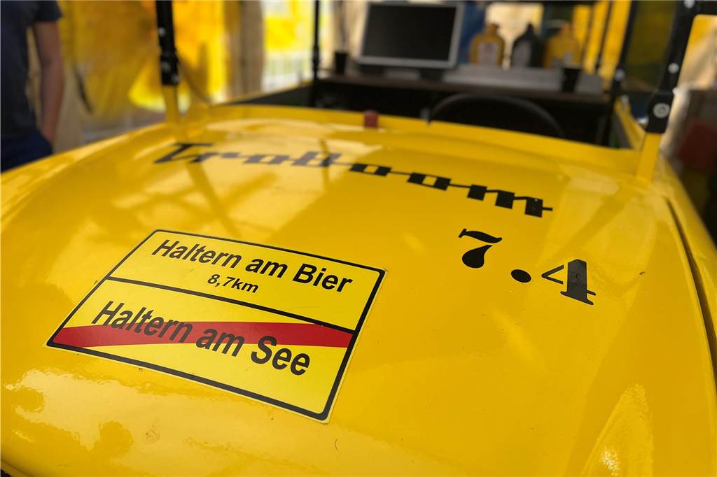 Knallgelber Trabi rollt 8,7 Kilometer bis zum Bier Ein gelber Trabi.