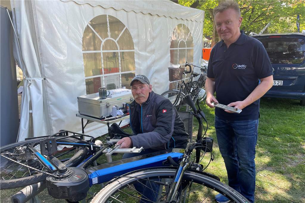 Zwei Männer markieren ein Fahrrad.