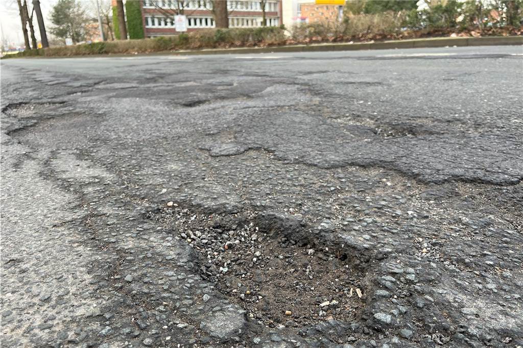 Schlaglöcher: Welche Buckelpiste nervt in Dorsten am meisten? Die Halterner Straße liegt zwar in direkter Nähe zum Dorstener Rathaus - zuständig für die Sanierung ist aber das Land.