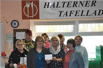 Die Halterner Tafel bekam eine 5000-Euro-Spende überreicht.