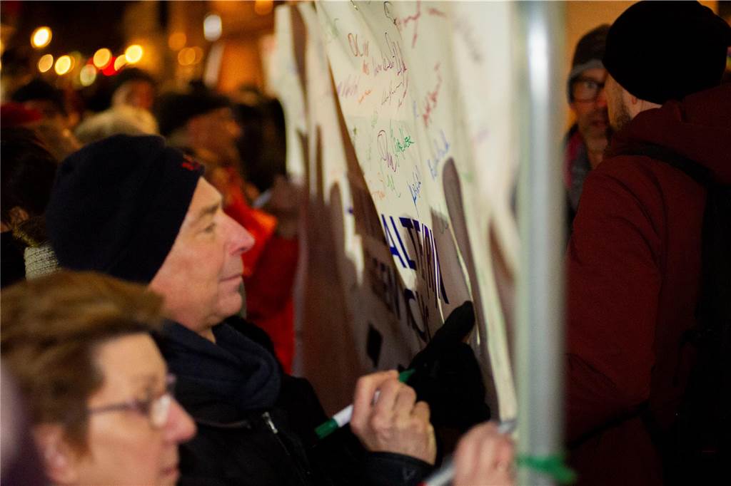 Tausende Halterner demonstrieren Zusammenhalt gegen Rechts Die Halterner unterschrieben zum Abschluss der Veranstaltung das Demonstrationsbanner.