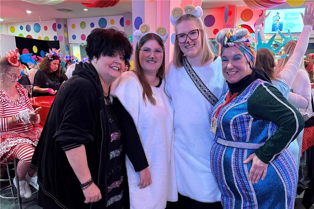 Drei Frauengenerationen aus Haltern stürzen sich in den Karneval Zwei Halternerinnen in Schäfchenkostüm treffen in Köln auf prominente Frauen im Karneval.
