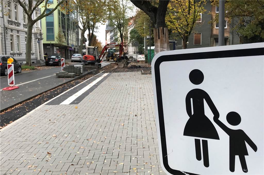 Auch diese Haltestelle wird jetzt barrierefrei: Per Querungshilfe zum Rochus-Hospital Die Haltestelle erhält auf dem Boden Struktursteine, an denen sich Sehbehinderte mit dem Tastsinn ihrer Füße orientieren können.